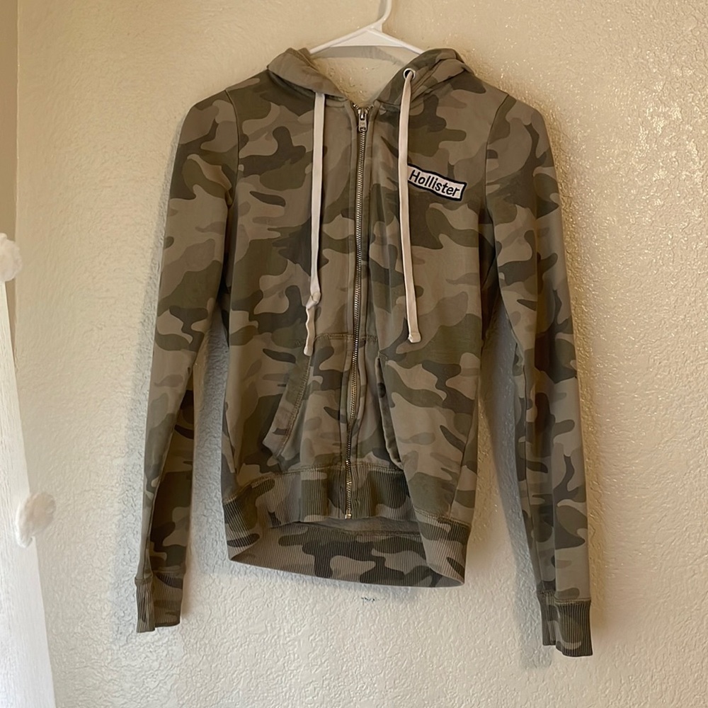 Women’s Camo print Hollister sweater with hood.